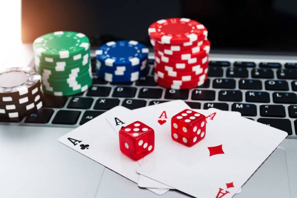 Live dealer and banker's card placement Live Andar Bahar table on wwb9 showing banker's card and dealer in HD